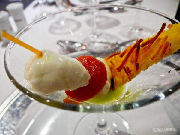 Canapé de entrada com queijo e tomate cereja no azeite