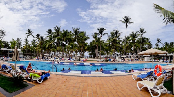 Panorâmica da piscina exclusiva para adultos no Hotel Riu Palace Macao