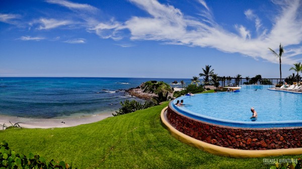 Piscina principal do Four Seasons Punta Mita