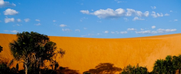 Tem como não se impressionar com esse contraste de cores nas dunas do Jalapão?