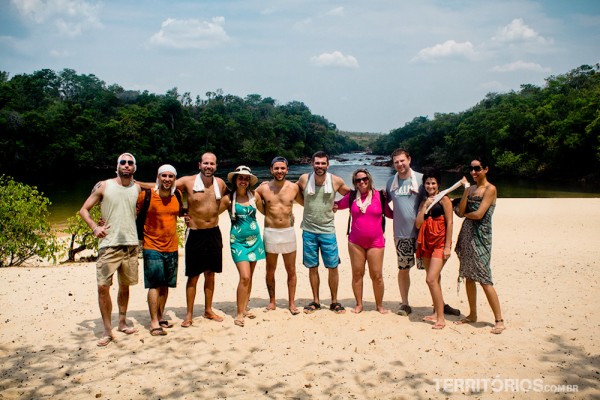 Blogueiros reunidos usando as toalhas que ganhamos da Cool Towels no Jalapão