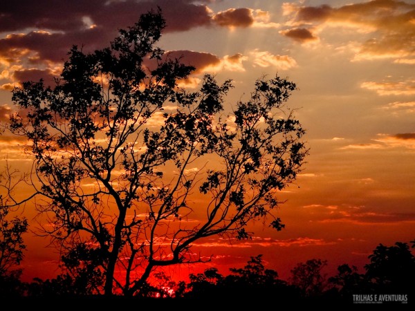 Parecia que o céu ia pegar fogo com esse lindo pôr-do-sol que vimos no Jalapão