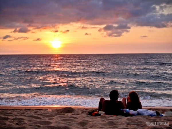 Casal aproveitando o pôr-do-sol para relaxar em San Pancho