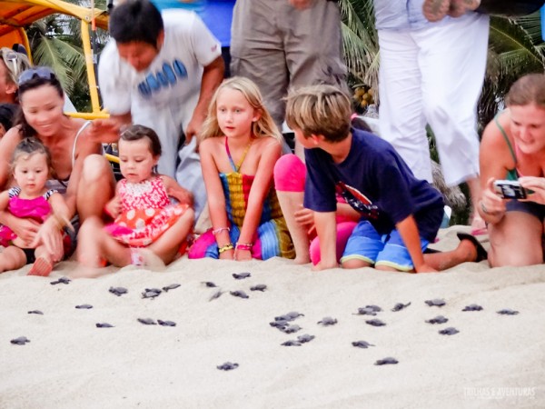 Crianças participando da soltura de tartarugas em San Pancho