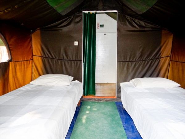 Interior da barraca para duas pessoas do acampamento da Korubo