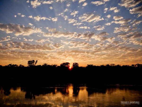 Nascer do sol visto da prainha do Safari Camp da Korubo, no Jalapão