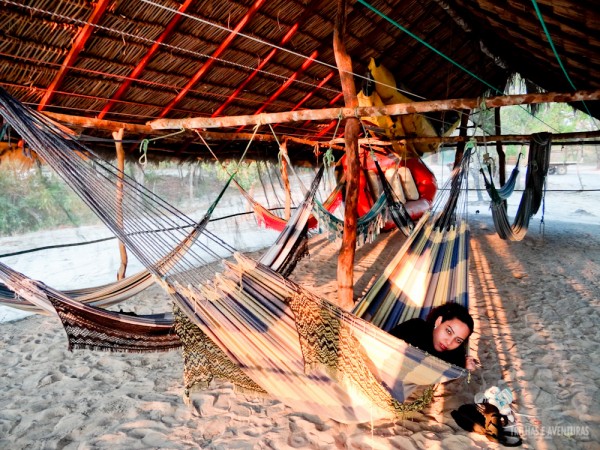 Cris descansando no redário do Safari Camp