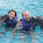 Eu e a Bibi ganhando um beijo dos golfinhos