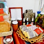 Produtos feitos pela comunidade local estão a venda no hotel boutique