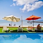 Vista da piscina em frente ao mar