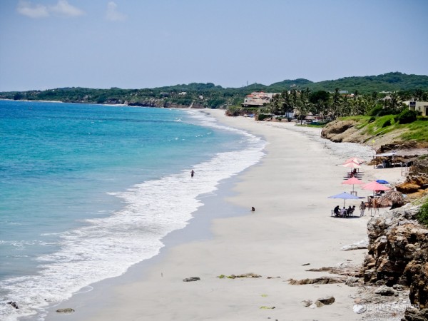 Tons de azul e verde no mar da Playa Destiladeras