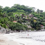 Vista do canto direito da praia... lindas casas no morro