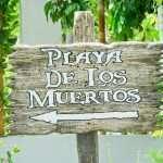 Placa indicando a Playa de Los Muertos