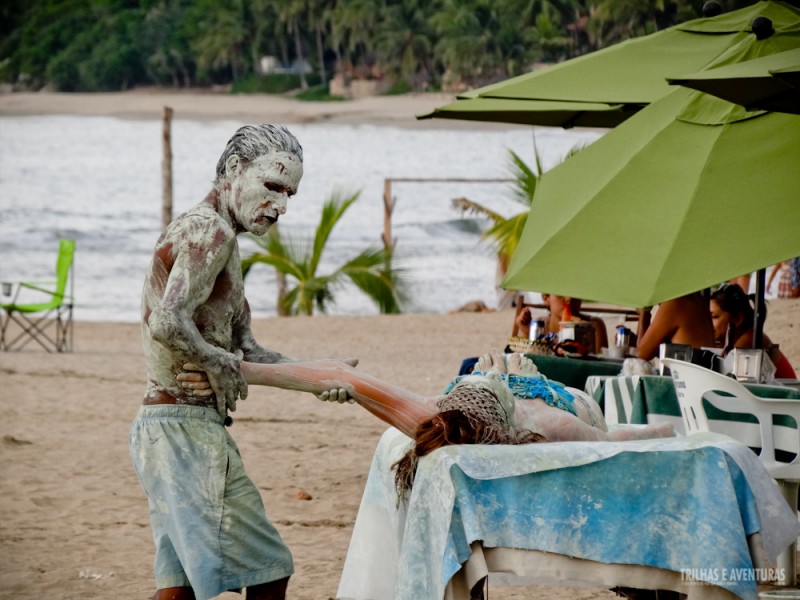 Massagem corporal em plena praia de Sayulita