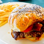 Sanduiche de carne com batatas fritas