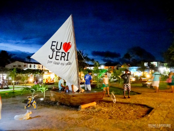 A nova Praça Edvá Esmerino da Silva toda iluminada em Jericoacoara