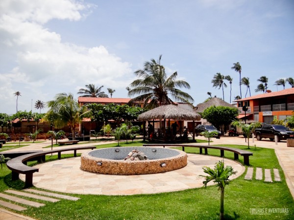 O chafariz, jardins e bancos da nova praça de Jericoacoara