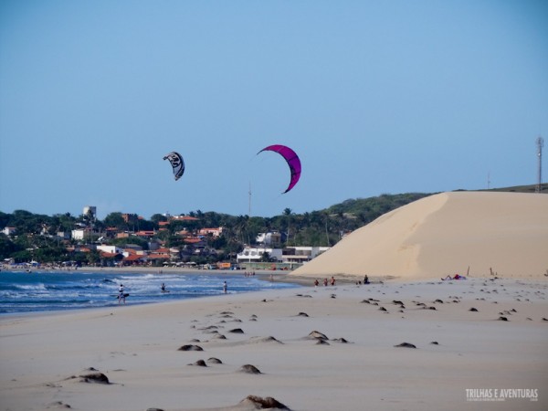 Kite em frente a Duna do Pôr-do-sol em Jericoacoara