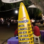 O cardápio é numa prancha de surf