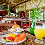 Frutas e sucos no café da manhã no restaurante