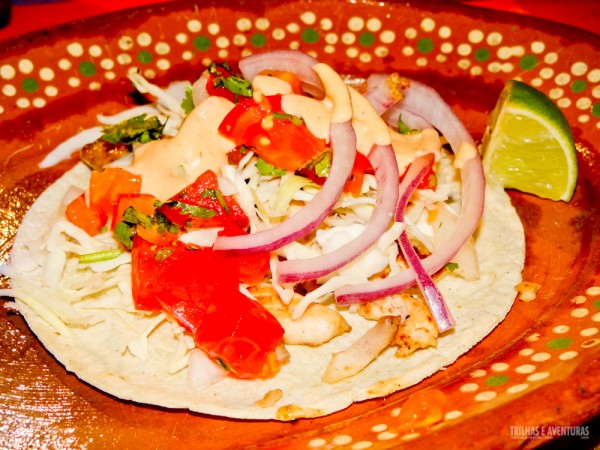 Tostada de frango com molho chipottle