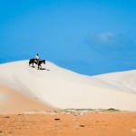 O contraste das cores das areias e o céu azul em Tatajuba