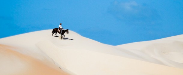 O contraste das cores das areias e o céu azul em Tatajuba