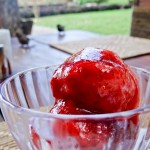 Sorvete de tapioca com calda de frutas vermelhas