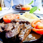 Entrecote com purê e tomates grelhados