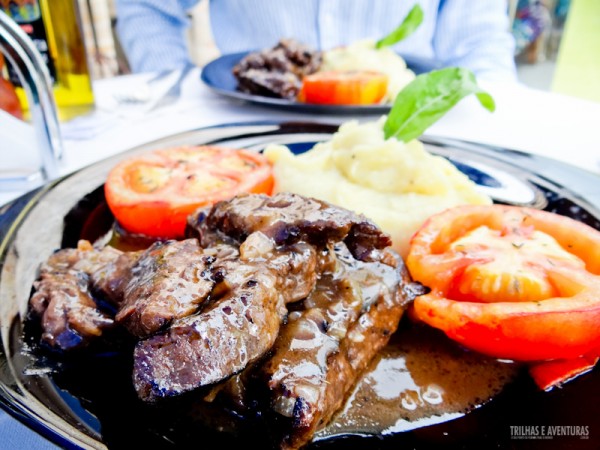 Entrecote com purê e tomates grelhados