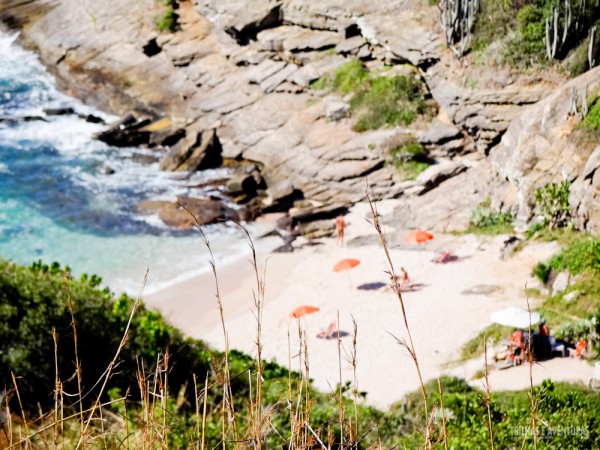 Pequena, selvagem e maravilhosa! Assim é a praia de nudismo Olho de Boi em Búzios