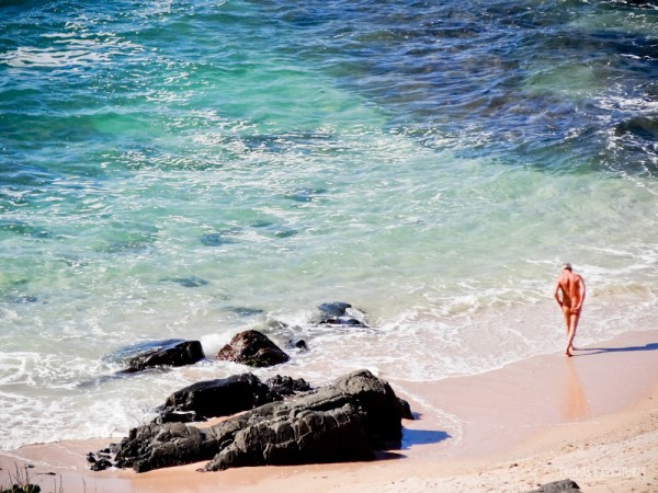 A pequena Olho de Boi possui águas claras e mar levemente agitado