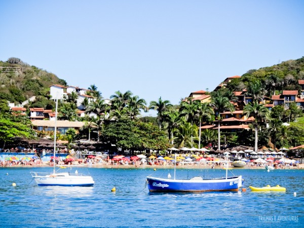 O passeio de barco passa por várias praias e ilhas de Búzios