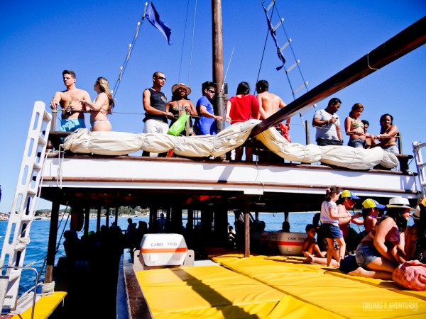 Alguns barcos tem dois andares e todos tem almofadões para tomar sol