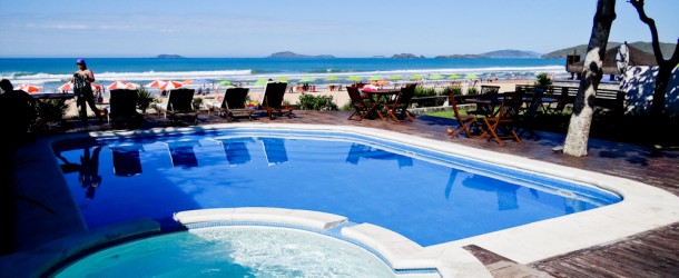 Piscina e hidromassagem aquecida na Pousada Maravista, Praia de Geribá, em Búzios – RJ