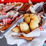 Pães, frios, sucos, omelete, e muito mais no café da manhã