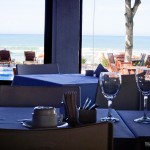 Restaurante climatizado com vista para a Praia de Geribá