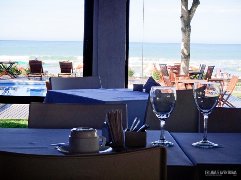 Restaurante climatizado com vista para a Praia de Geribá