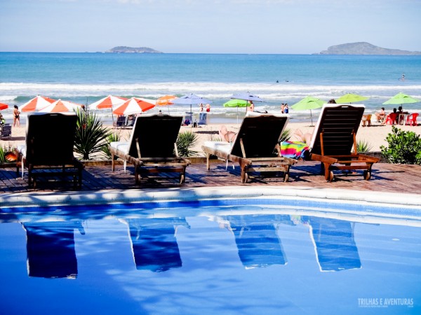 Piscina com vista pro mar na Pousada Maravista