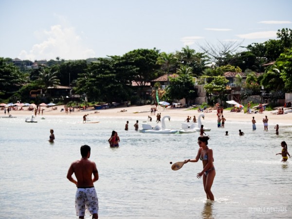 Frescobol dentro do mar que parece piscina em Búzios