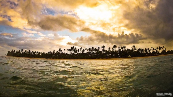 Vimos o sol se pôr de dentro d'água nas piscinas naturais de Taipu de Fora