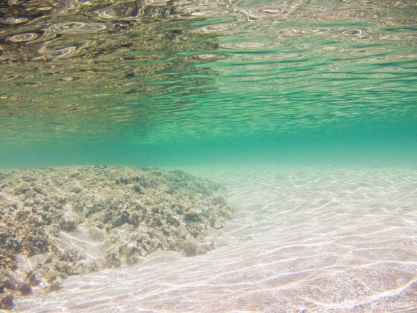 Águas rasas, mornas e cristalinas nas piscinas naturais de Bainema