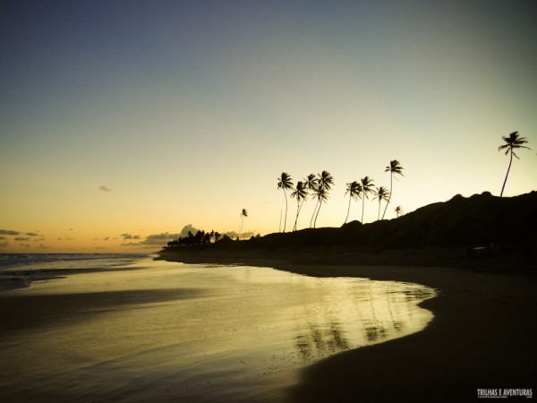 Fim de tarde espelhado na Praia de Nudismo de Massarandupió