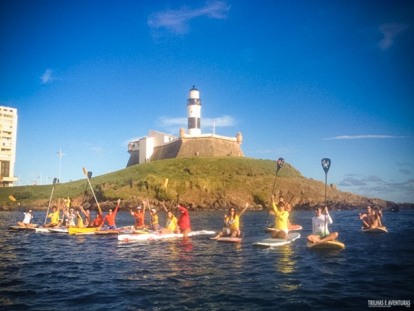 Grupo reunido em frente ao Farol da Barra