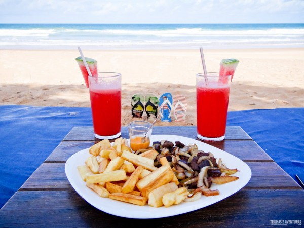 Carne de sol com aipim frito e suco de melancia com vista pro mar