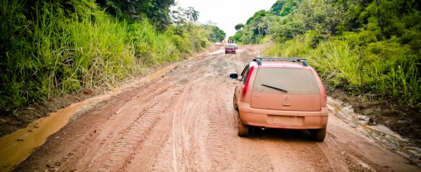 Muita lama na estrada de Barra Grande
