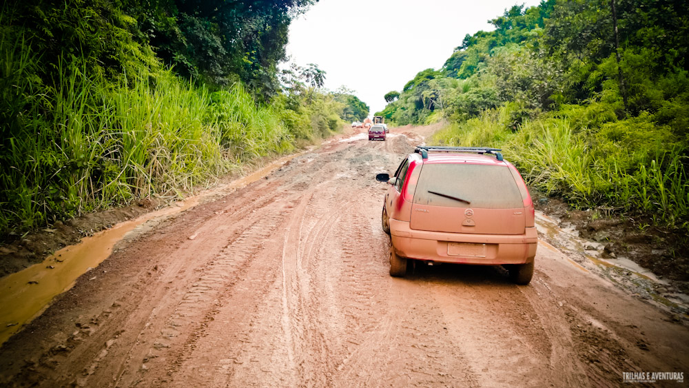 Muita lama na estrada de Barra Grande