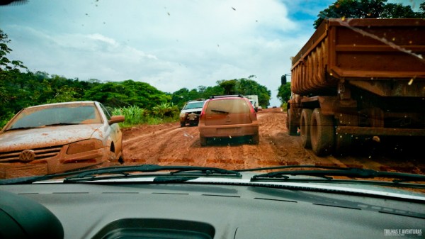 Carros e caminhões atolados na estrada