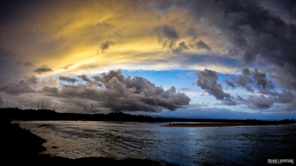 Momento quando as nuvens começaram a mudar de cor