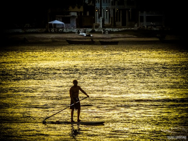 Fim de tarde dourado remando na Ponta do Xaréu